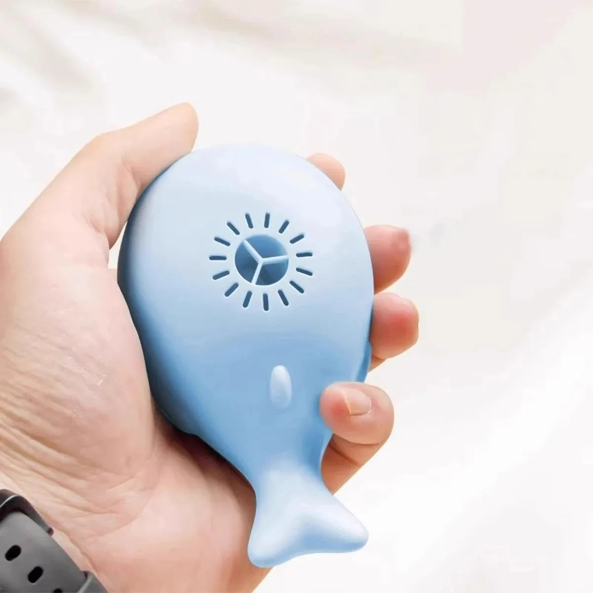 Interactive Whale-Shaped Electric Gliding Ball Toy for Cats – USB Rechargeable with Fan Function 4