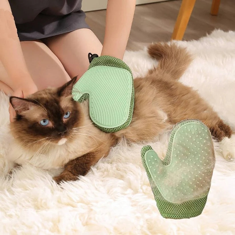 Cat grooming glove featuring an ergonomic design and soft silicone tips, perfect for easy fur removal on all fur types. 4