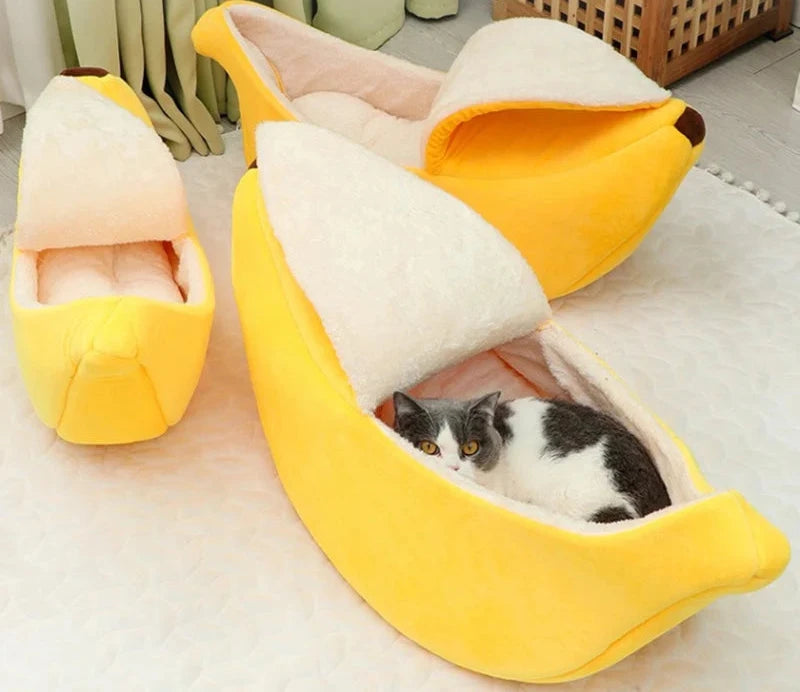 Cozy Banana-Shaped Cat Bed in Soft Coral Fleece – Warm and Comfortable Retreat for Cats 1