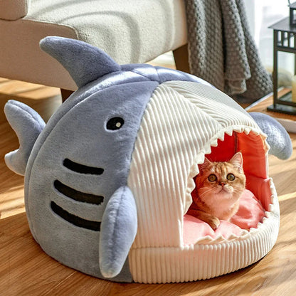 Shark-shaped pet bed for dogs and cats featuring a cozy interior, machine washable grey cave design measuring 40x40x32 cm. 0