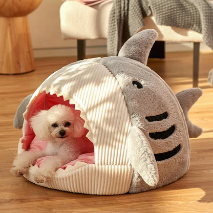Shark-shaped pet bed for dogs and cats featuring a cozy interior, machine washable grey cave design measuring 40x40x32 cm. 1
