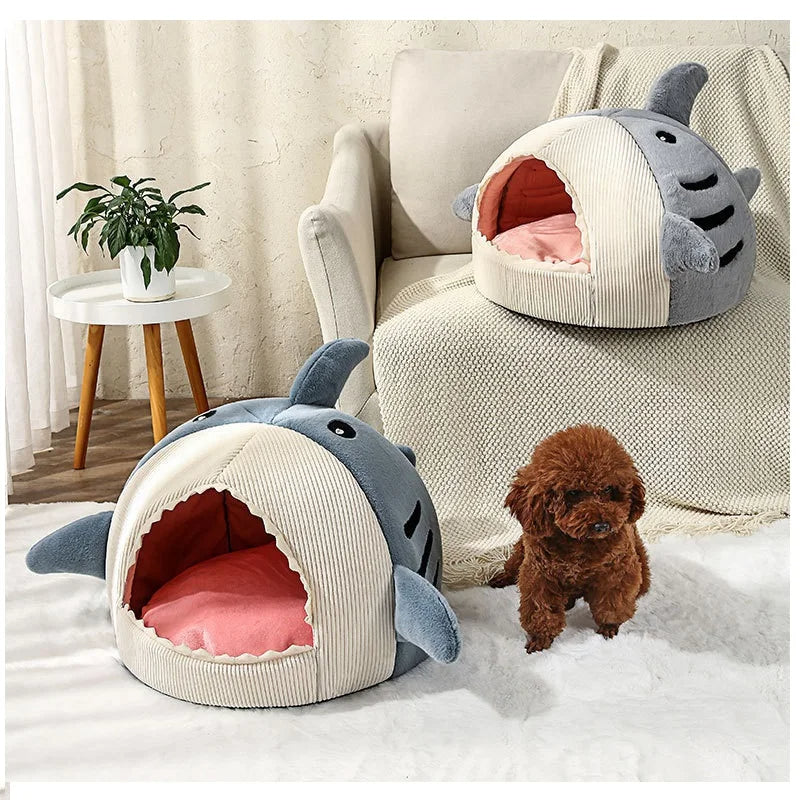 Shark-shaped pet bed for dogs and cats featuring a cozy interior, machine washable grey cave design measuring 40x40x32 cm. 2