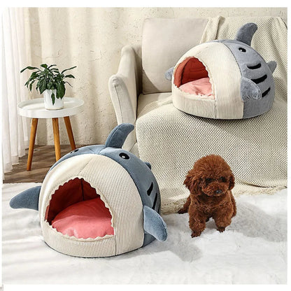 Shark-shaped pet bed for dogs and cats featuring a cozy interior, machine washable grey cave design measuring 40x40x32 cm. 2