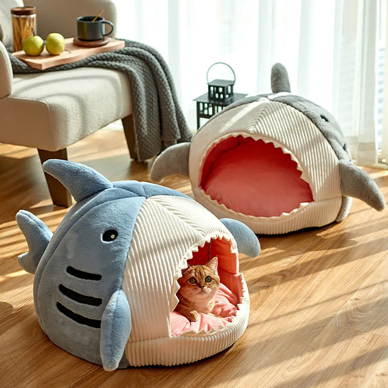 Shark-shaped pet bed for dogs and cats featuring a cozy interior, machine washable grey cave design measuring 40x40x32 cm. 3