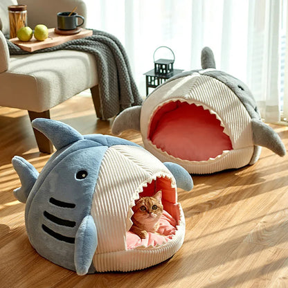 Shark-shaped pet bed for dogs and cats featuring a cozy interior, machine washable grey cave design measuring 40x40x32 cm. 3