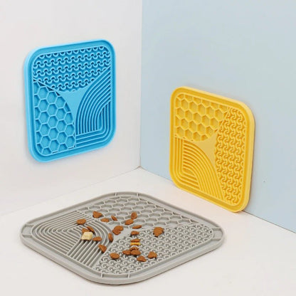 Silicone Lick Pad for Dogs and Cats – Slow Feeder Mat with Suction Cups, Reduces Anxiety, 20 x 20 cm 2